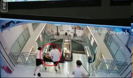 恐怖實(shí)拍：女子被攪入商場電梯身亡，最后一刻托起兒子！