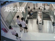 恐怖實(shí)拍：女子被攪入商場電梯身亡，最后一刻托起兒子！