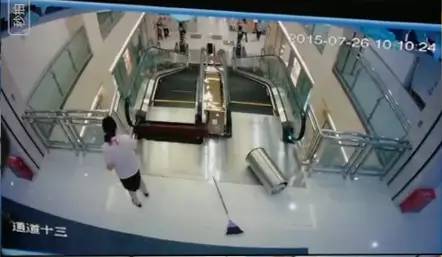 恐怖實(shí)拍：女子被攪入商場電梯身亡，最后一刻托起兒子！