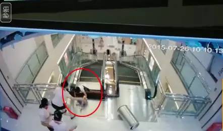 恐怖實(shí)拍：女子被攪入商場電梯身亡，最后一刻托起兒子！