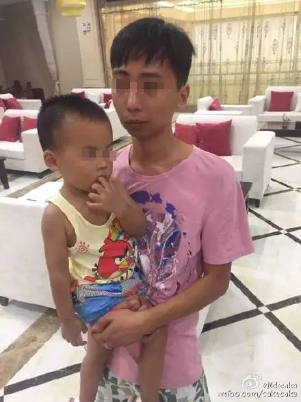 恐怖實(shí)拍：女子被攪入商場電梯身亡，最后一刻托起兒子！