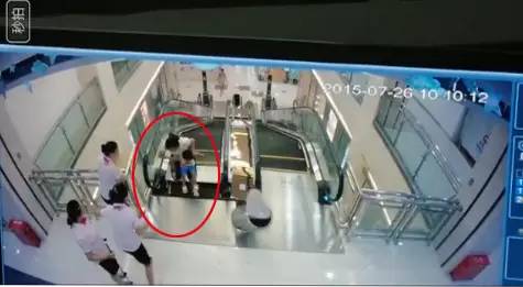 恐怖實(shí)拍：女子被攪入商場電梯身亡，最后一刻托起兒子！