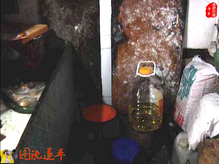 圖為:某小吃店的后廚。