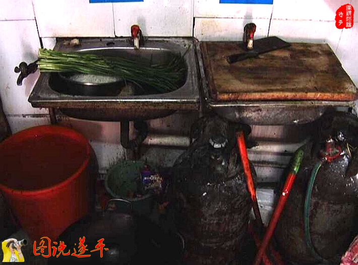 圖為:某小吃店的后廚。