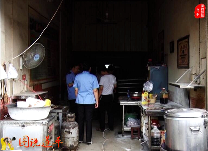 圖為:某小吃店沒有按照前廳后廚的要求,環境臟亂差。