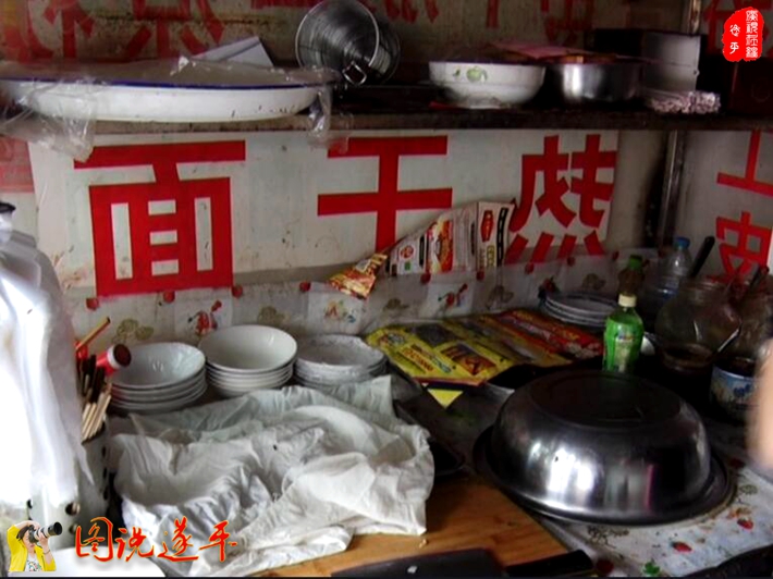 圖為:某小吃店的后廚。