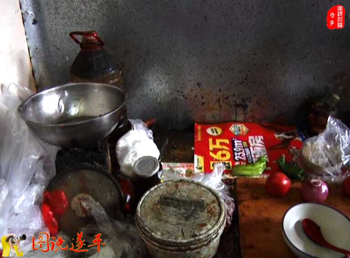 圖為:某小吃店的后廚。