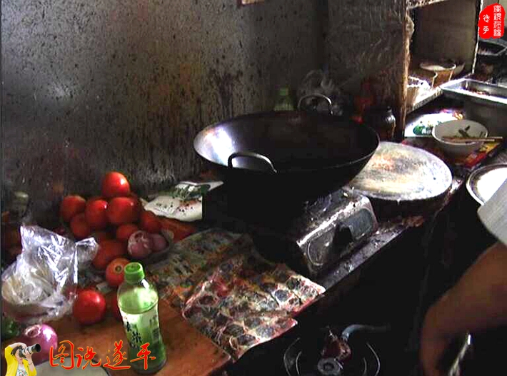 圖為:某小吃店的后廚。