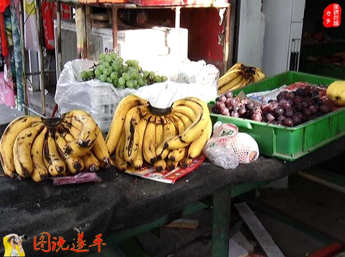 圖為:該副食店環境臟亂差,所售水果上蚊蠅亂飛。