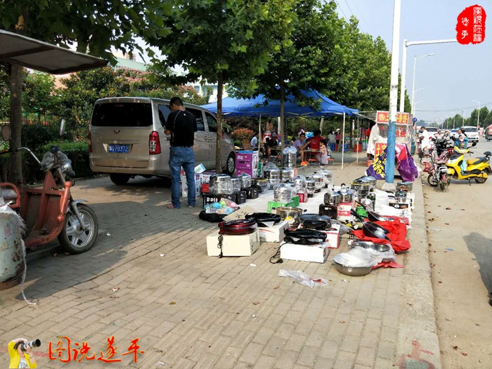 上圖:還是金山小學(xué)北門,還是占用人行道亂擺攤設(shè)點(diǎn),難道說這是正常現(xiàn)象嗎?該由誰來管呢?