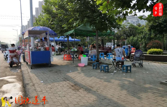 上圖:在金山小學(xué)北門小商販們更是隨意排攤設(shè)點(diǎn),垃圾遍地。