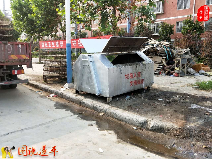 上圖:垃圾箱堵著人行道,垃圾箱周邊污水橫流,臭味熏天。生活垃圾、雞籠把人行道堵得是個(gè)嚴(yán)實(shí)。
