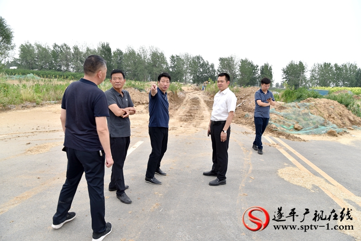 上圖:縣委副書記尹永彪與相關部門負責人在城南和幸路東段查看此處亂堆亂放及雜草叢生問題,責成城管局協調解決。