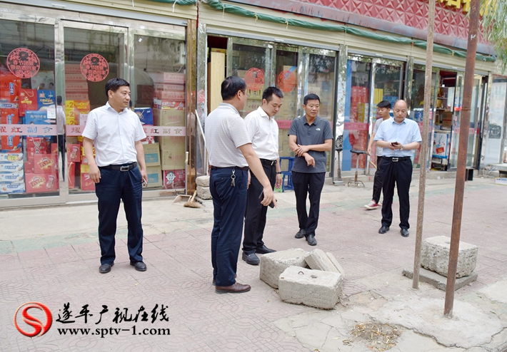 上圖:縣委副書記尹永彪與相關部門負責人在民安西路查看亂擺亂放情況。