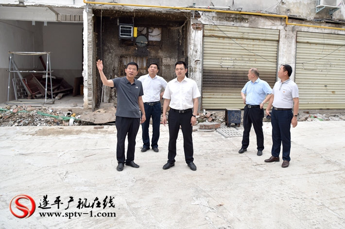 上圖:縣委副書記尹永彪與相關部門負責人在城南水果市場內查看項目進展情況。