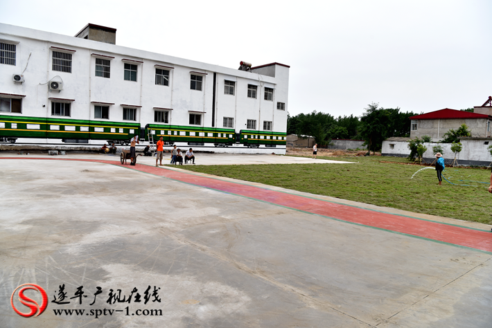 上圖:車站街道人民路社區(qū)農(nóng)機公司拆違點實整治后的小游園。