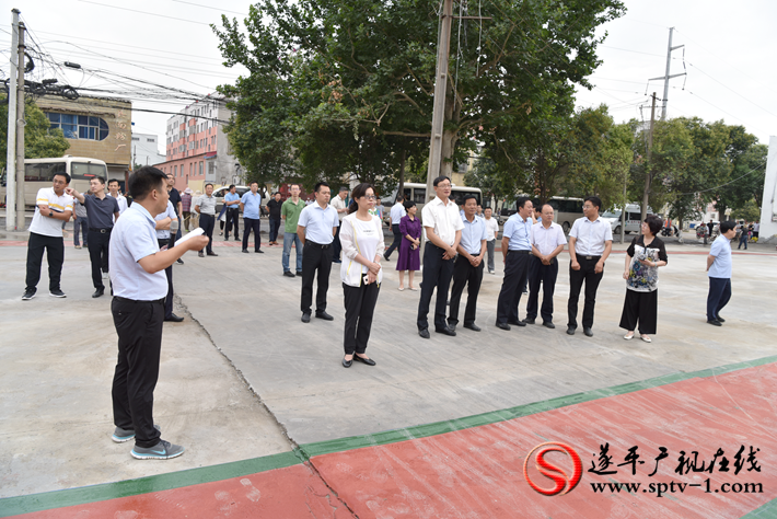 上圖:觀摩人員在車站街道人民路社區(qū)農(nóng)機公司拆違點實地察看整治情況。