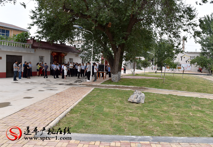 上圖:觀摩人員在灈陽街道鐵西社區(qū)觀看創(chuàng)衛(wèi)紀錄片。