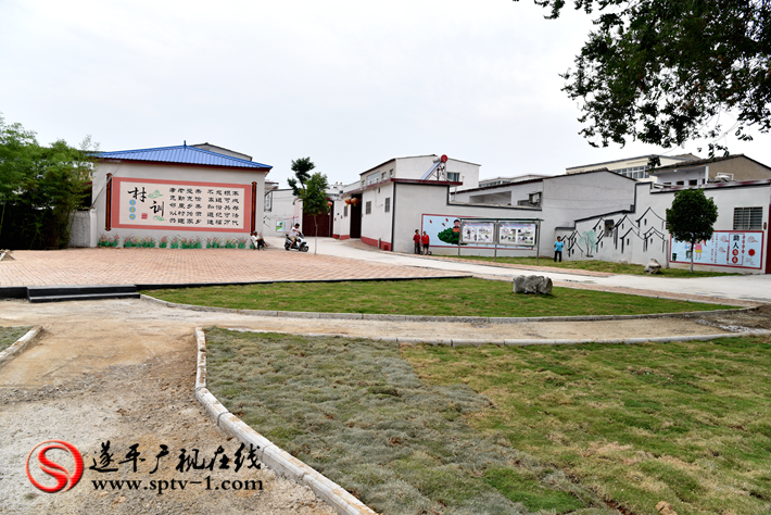 上圖:灈陽街道鐵西社區(qū)王崗在原來的拆違點上修建的休閑健身小游園。