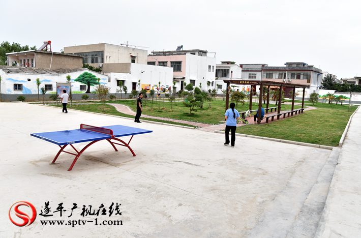 上圖:蓮花湖街道民安社區(qū)健康主題公園。