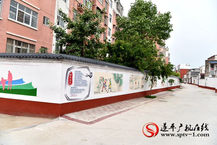 上圖:蓮花湖街道陶成社區(qū)民俗一條街。