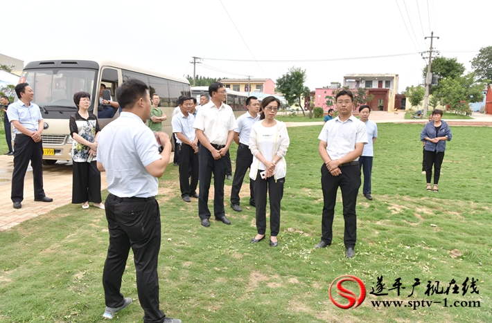 上圖:觀摩人員在車站街道人民路社區(qū)張臺實地察看整治情況。
