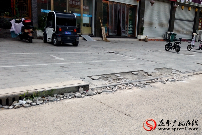 上圖:文化路北段,錦繡曹莊東側(cè),路沿石、面磚損壞。