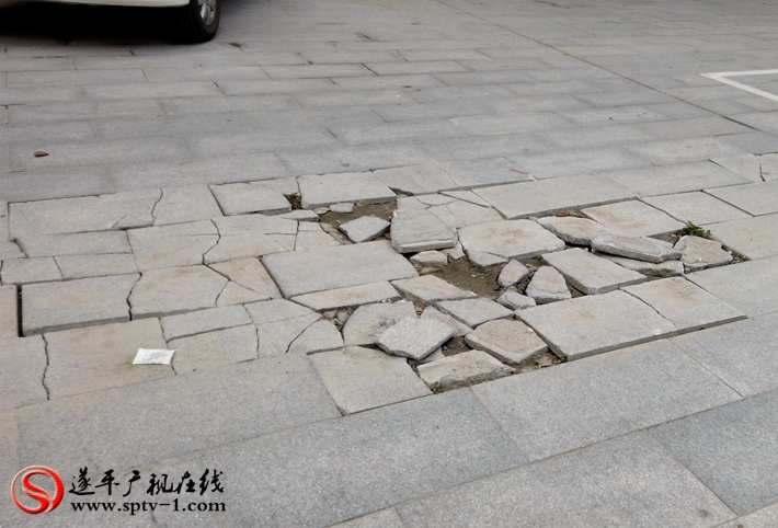 上圖:文化路北段面磚損壞。
