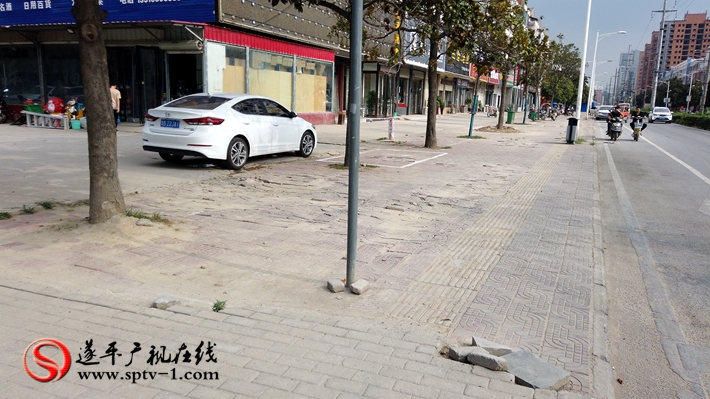 上圖:遂周路與金山路交叉口人行道面磚破損嚴(yán)重。