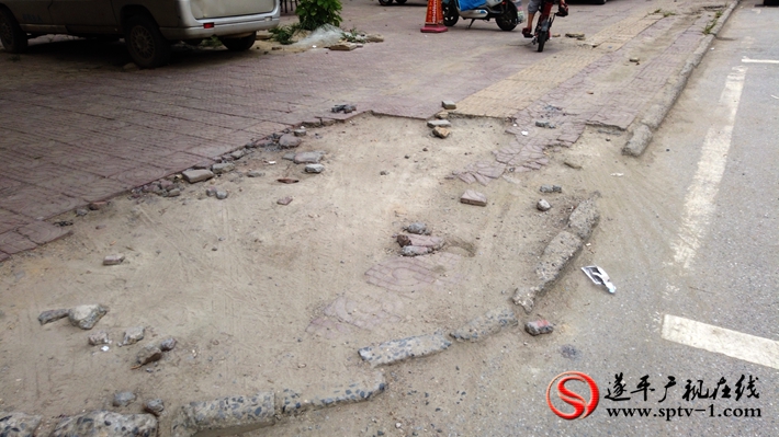 上圖:金山路北路西側(cè)路面天中麗景東區(qū)門(mén)外破損嚴(yán)重。