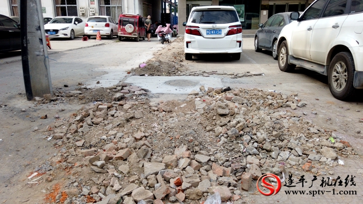 上圖:國(guó)槐路中段西安中醫(yī)院南側(cè),施工后的渣土隨意堆放。